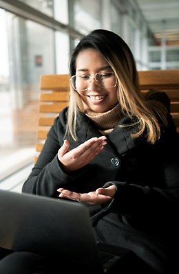 Person som gör tecken med händerna